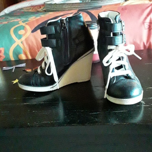 Shoes - Picture 2 of 4